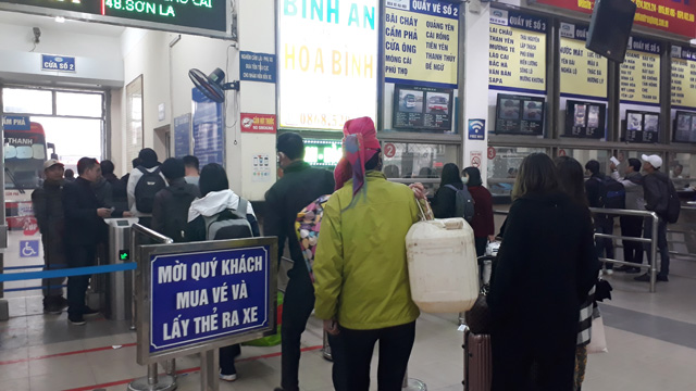 Người dân lỉnh kỉnh đồ đạc đổ về bến xe Mỹ Đình về quê ăn Tết